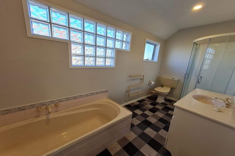 Photo of property in 2 Hatfield Place, Avonhead, Christchurch, 8042