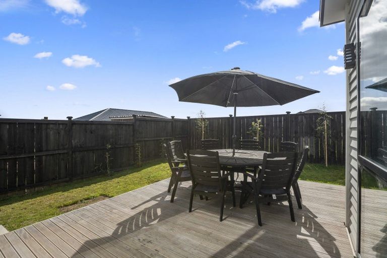 Photo of property in 11 Koiora Road, Clarks Beach, 2122