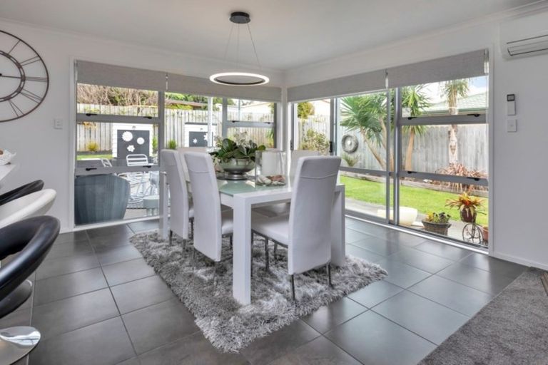 Photo of property in 18 Resolution Place, One Tree Point, 0118
