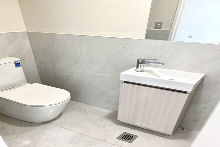 Photo of property in 1/38 Santiago Crescent, Unsworth Heights, Auckland, 0632