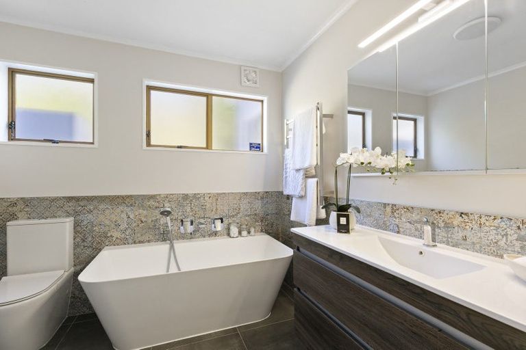 Photo of property in 27 Paddington Grove, Karori, Wellington, 6012