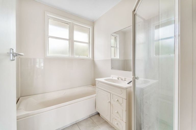 Photo of property in 180a Old Titirangi Road, New Lynn, Auckland, 0600