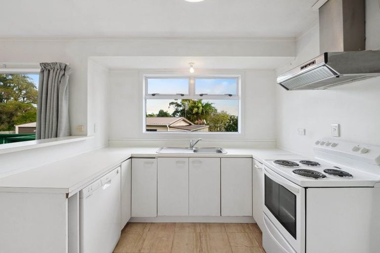 Photo of property in 16 Leaming Place, Clarks Beach, 2122