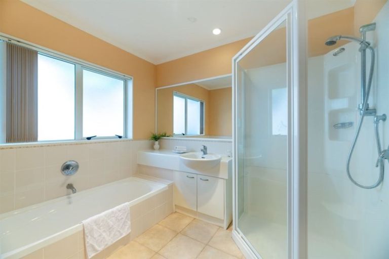 Photo of property in 27 John Brooke Crescent, East Tamaki Heights, Auckland, 2016