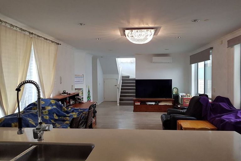 Photo of property in 28 Gibbston Crescent, Flat Bush, Auckland, 2016
