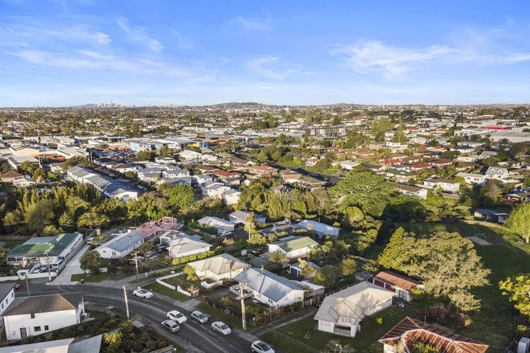 Photo of property in 22 Sarona Avenue, Glen Eden, Auckland, 0602