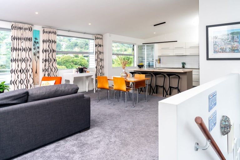 Photo of property in 20 Tiketike Way, Brooklyn, Wellington, 6021