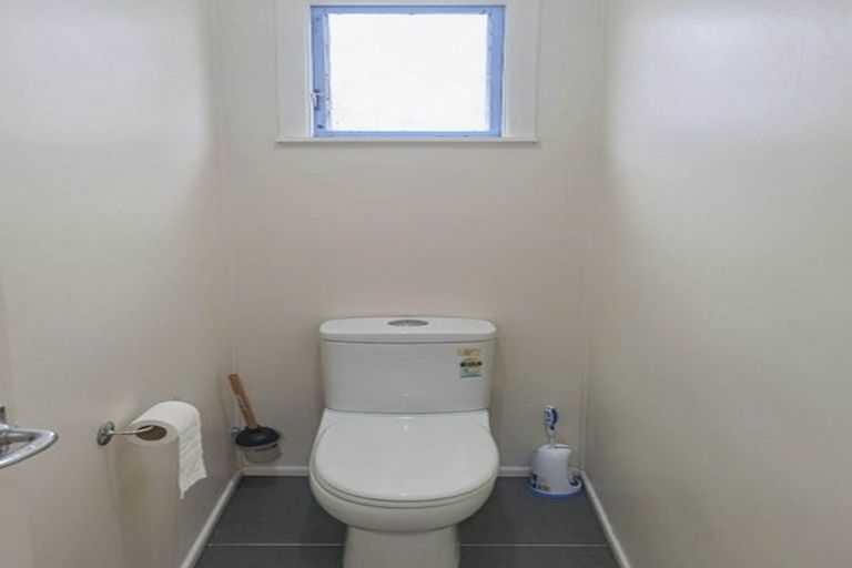 Photo of property in 26 Sovereign Place, Glenfield, Auckland, 0629