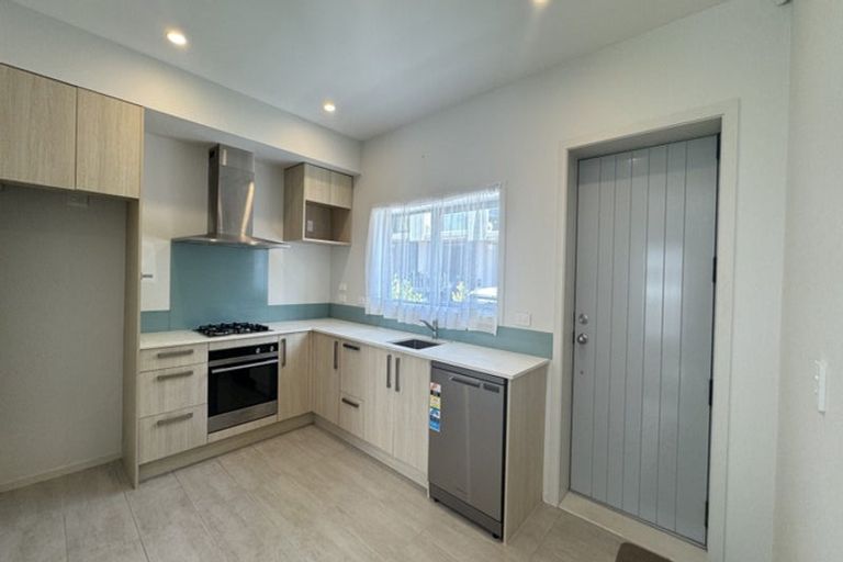Photo of property in 21 Wharetana Crescent, New Lynn, Auckland, 0600