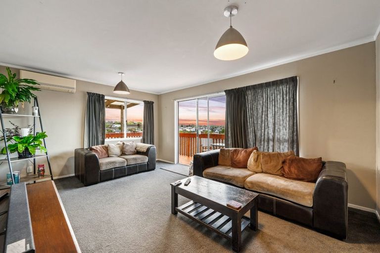 Photo of property in 11 Seakens Way, Glen Eden, Auckland, 0602