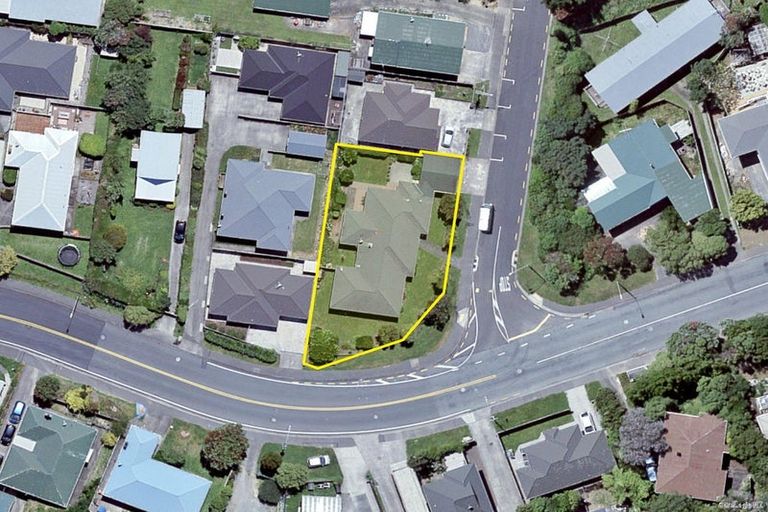 Photo of property in 1 Pinkerton Grove, Newlands, Wellington, 6037