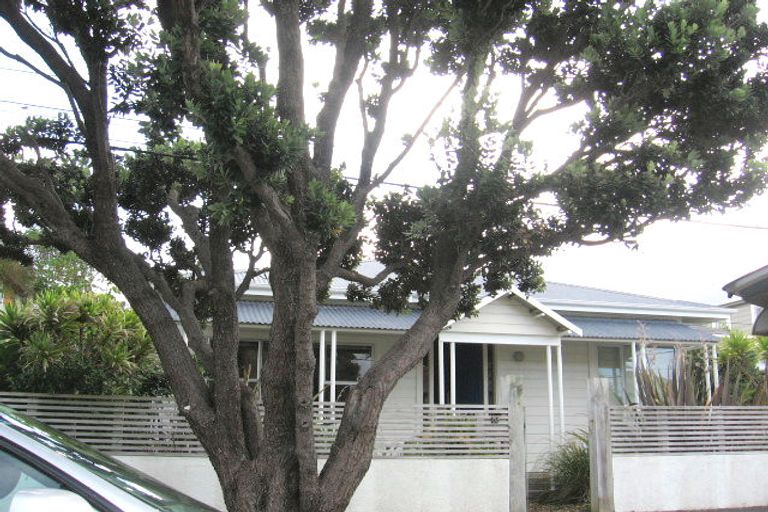 Photo of property in 10 Inglis Street, Seatoun, Wellington, 6022