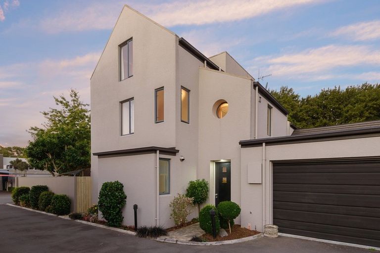 Photo of property in 1 Oakford Close, Riccarton, Christchurch, 8011