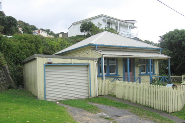 Photo of property in 8 Hungerford Road, Lyall Bay, Wellington, 6022