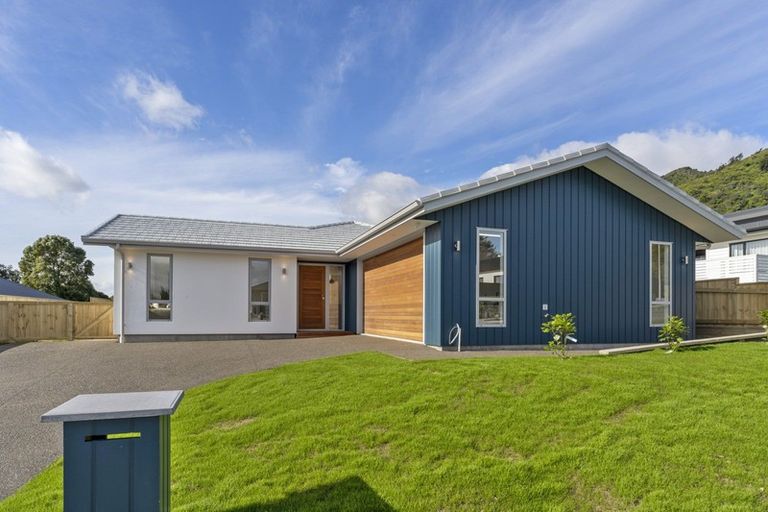 Photo of property in 18 Karearea Avenue, Waikanae, 5036