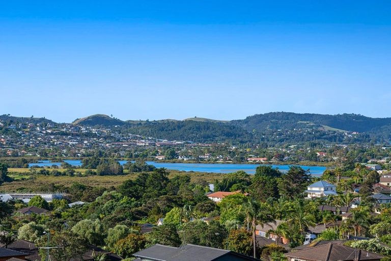 Photo of property in 13 Seagate Place, Red Beach, 0932