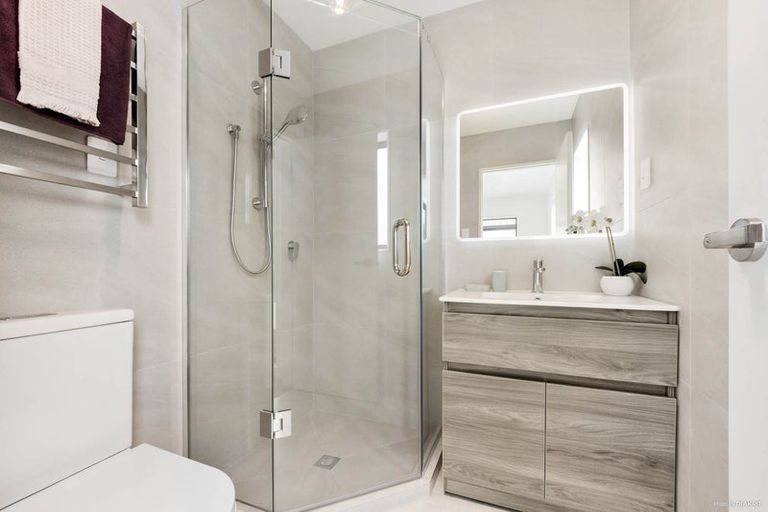 Photo of property in 17a Granville Drive, Massey, Auckland, 0614