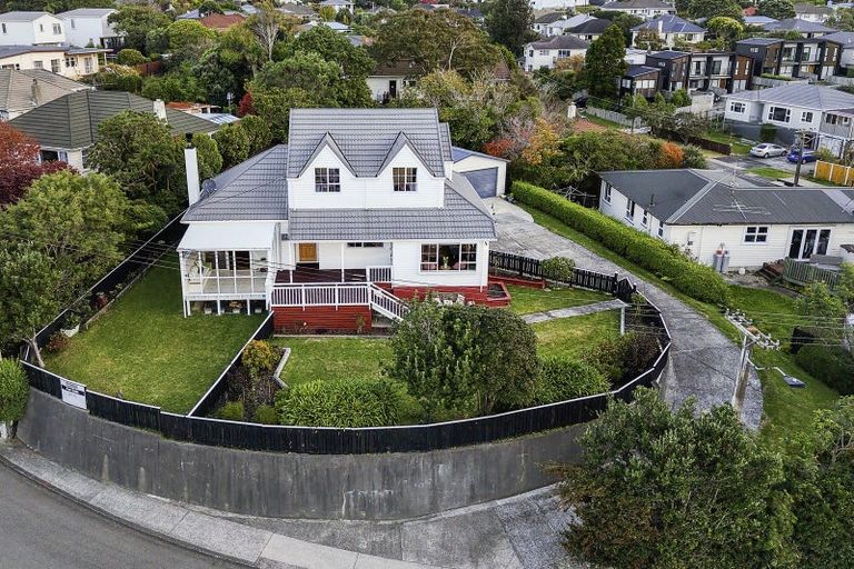 Photo of property in 53 The Drive, Tawa, Wellington, 5028