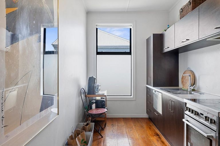 Photo of property in 92 Young Street, New Plymouth, 4310