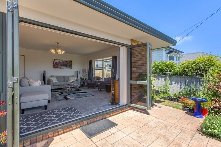 Photo of property in 18 Karamu Street, Te Atatu Peninsula, Auckland, 0610
