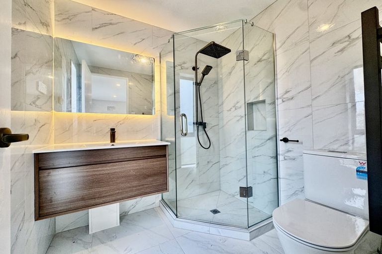 Photo of property in 5 Raphael Place, West Harbour, Auckland, 0618