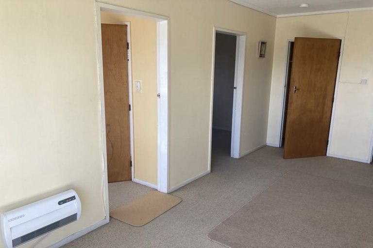 Photo of property in 8a Longcroft Terrace, Newlands, Wellington, 6037