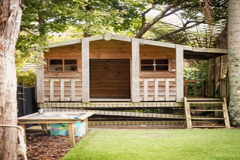 Photo of property in 11a Woodfern Crescent, Titirangi, Auckland, 0604