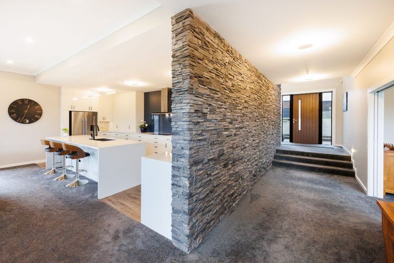 Photo of property in 10 Coutts Way, Fitzherbert, Palmerston North, 4410