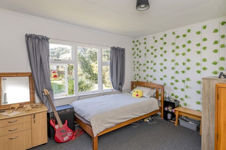 Photo of property in 15 Mahoe Street, Otaki Beach, Otaki, 5512