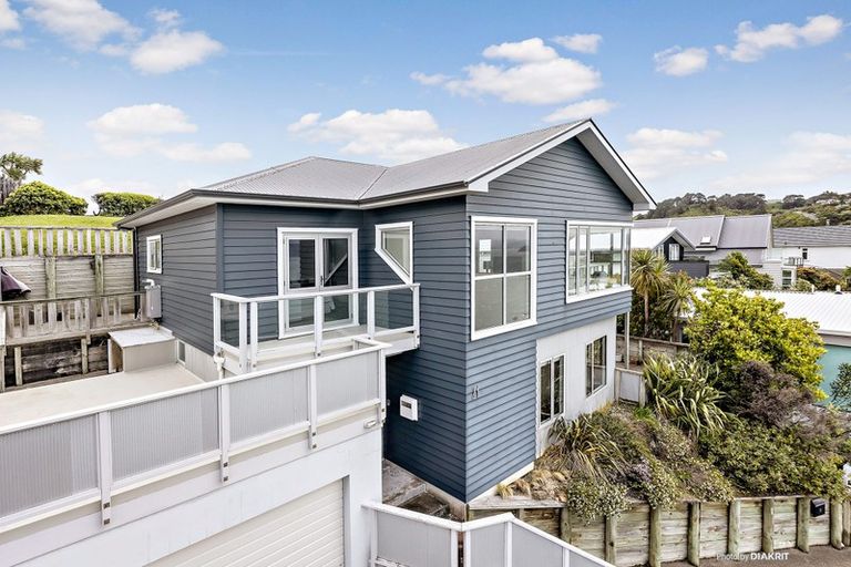 Photo of property in 21 Napier Street, Karaka Bays, Wellington, 6022