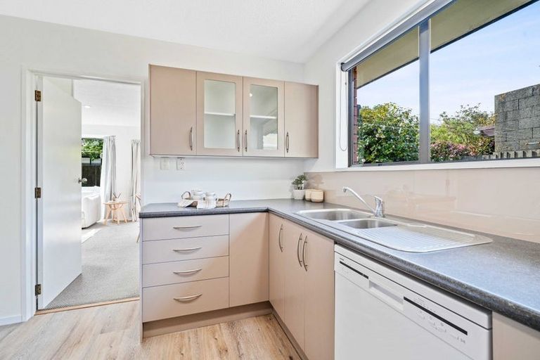 Photo of property in 2/302a Ilam Road, Burnside, Christchurch, 8053