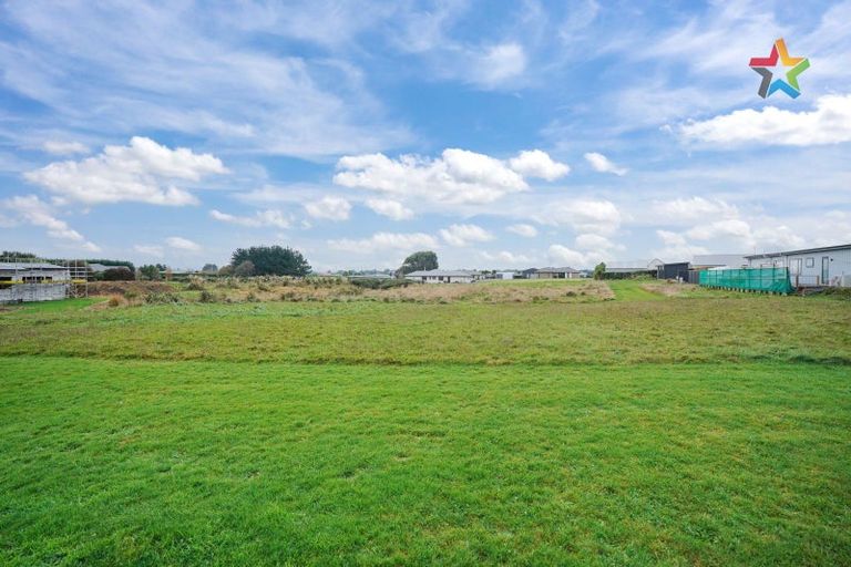 Photo of property in 27 Glenda Place, Seaward Bush, 9812