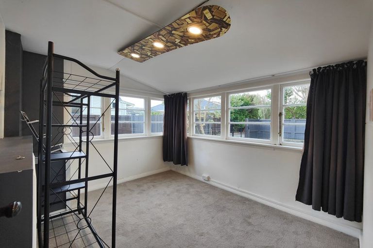 Photo of property in 28 Whites Line West, Woburn, Lower Hutt, 5010
