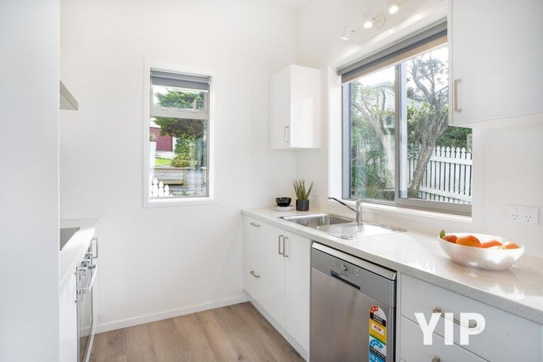 Photo of property in 4b Sunhaven Drive, Newlands, Wellington, 6037