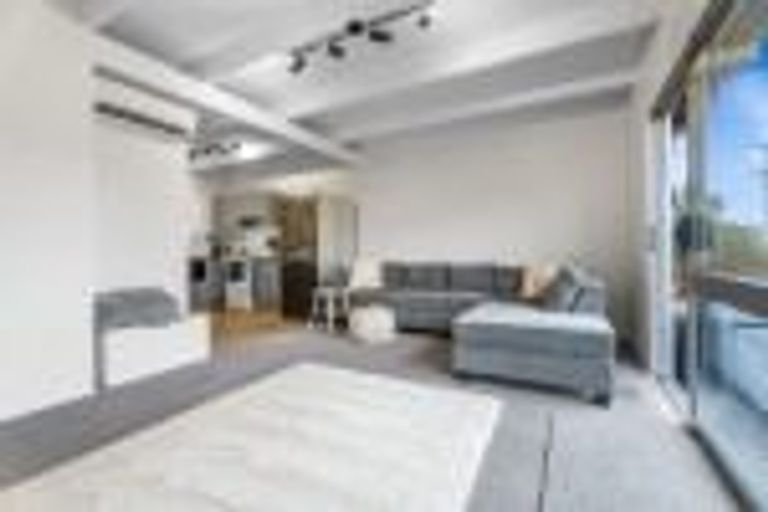 Photo of property in 1/2 Edwards Avenue, Henderson, Auckland, 0610
