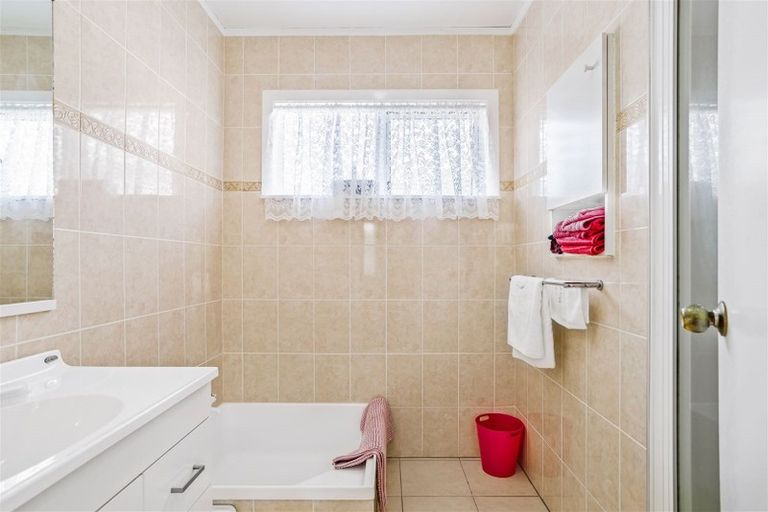 Photo of property in 1 Edgewood Way, Henderson, Auckland, 0612