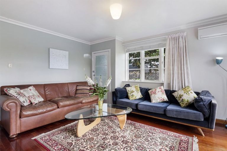 Photo of property in 2 Serwayne Place, Sunnyvale, Auckland, 0612