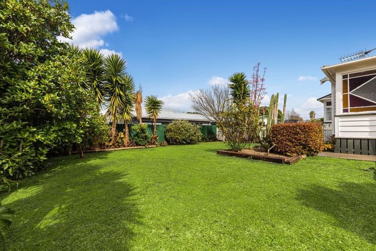 Photo of property in 14 Sandspit Road, Waiuku, 2123