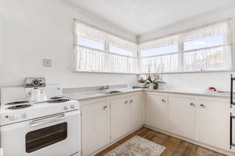 Photo of property in 11 Palmer Avenue, Glen Eden, Auckland, 0602