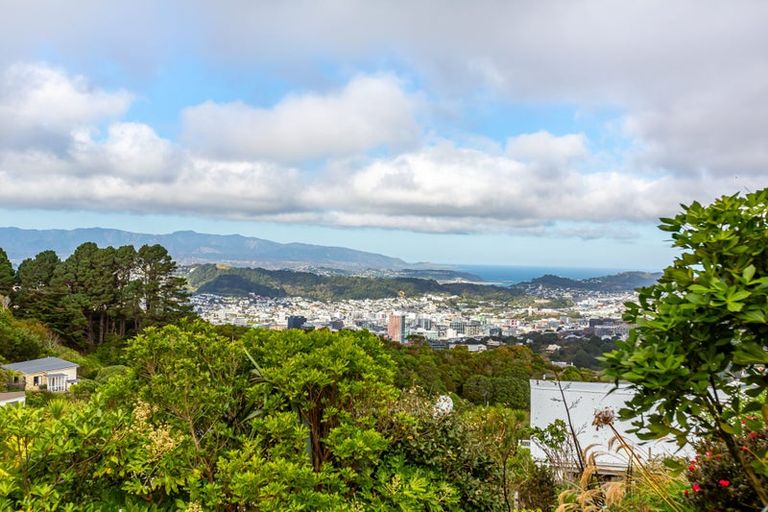 Photo of property in 4 Flint Way, Northland, Wellington, 6012