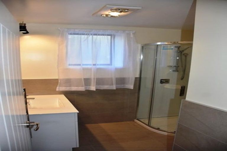 Photo of property in 1/2 Grenadine Place, Unsworth Heights, Auckland, 0632