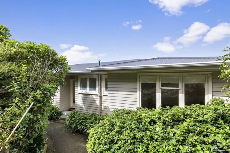 Photo of property in 137 Ruskin Road, Newlands, Wellington, 6037