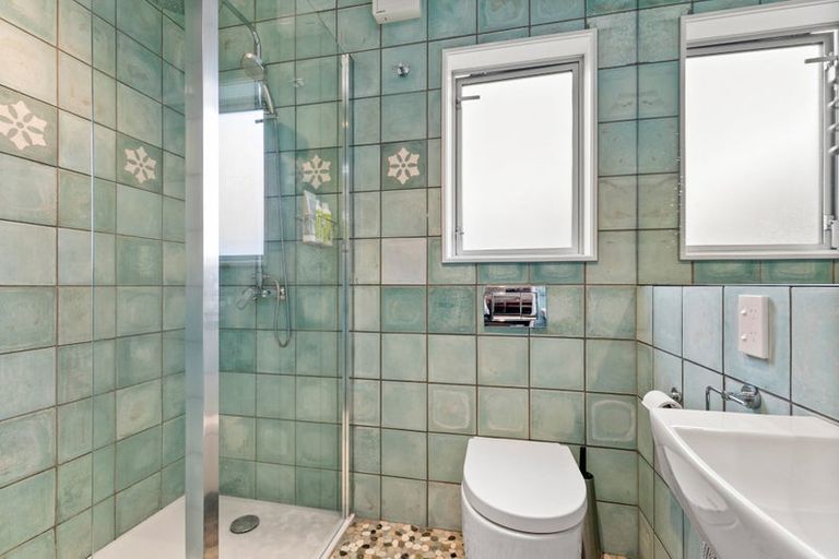 Photo of property in 10 Cave Road, Houghton Bay, Wellington, 6023