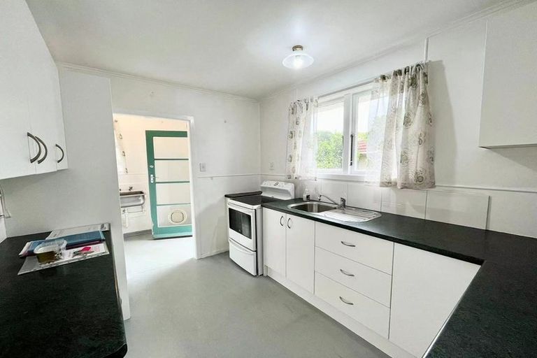 Photo of property in 50 Kervil Avenue, Te Atatu Peninsula, Auckland, 0610