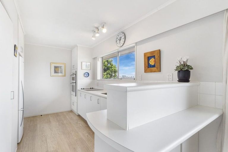 Photo of property in 1/98 Lincoln Park Avenue, Massey, Auckland, 0614