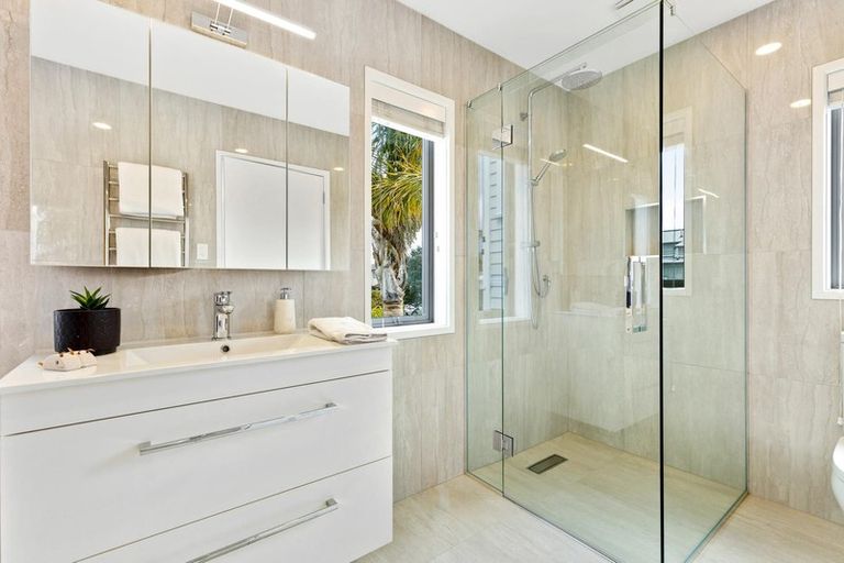 Photo of property in 32 Provence Esplanade, Te Atatu Peninsula, Auckland, 0610