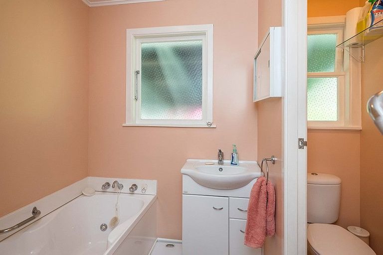 Photo of property in 22 Kaitawa Crescent, Paraparaumu, 5032