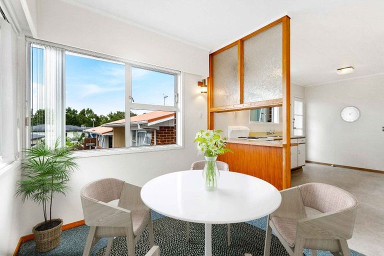 Photo of property in 1/305 Great North Road, Henderson, Auckland, 0612