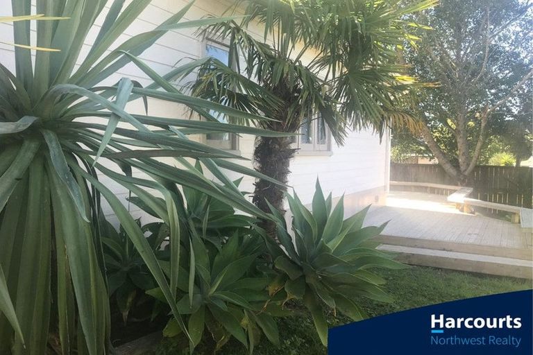 Photo of property in 1a Truscott Place, West Harbour, Auckland, 0618