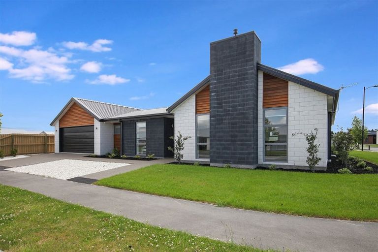 Photo of property in 2 Loch Tanna Way, Broomfield, Christchurch, 8042